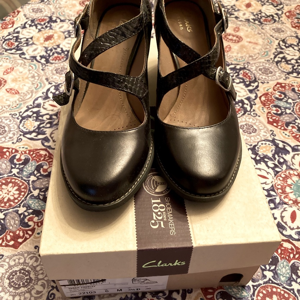 Black leather Clarks Mary Jane style heels size 6